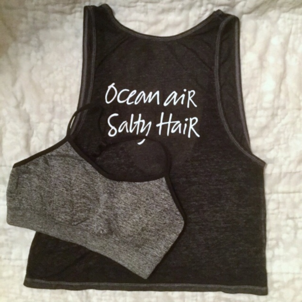 2/ $15🎈F21 SET sports bra and graphic top.